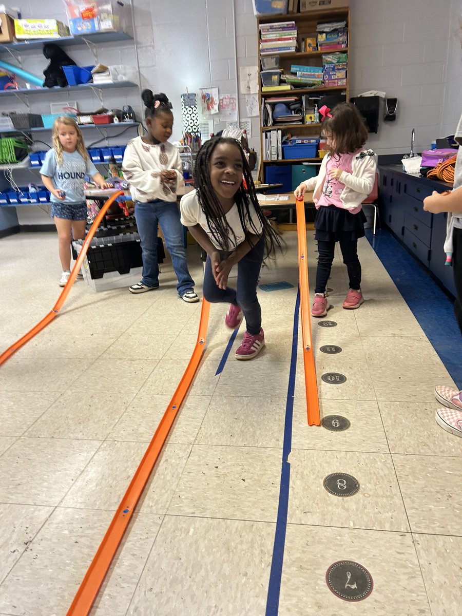 HighPointFCS's tweet image. and now for a moment of science 🧪 our scholars used research skills, collaboration, and inquiry to engage in hands on learning experiences all day for our annual STEAM day! @ibpyp @EricaFox_EdD @HPointPrincipal @alexbatesedu