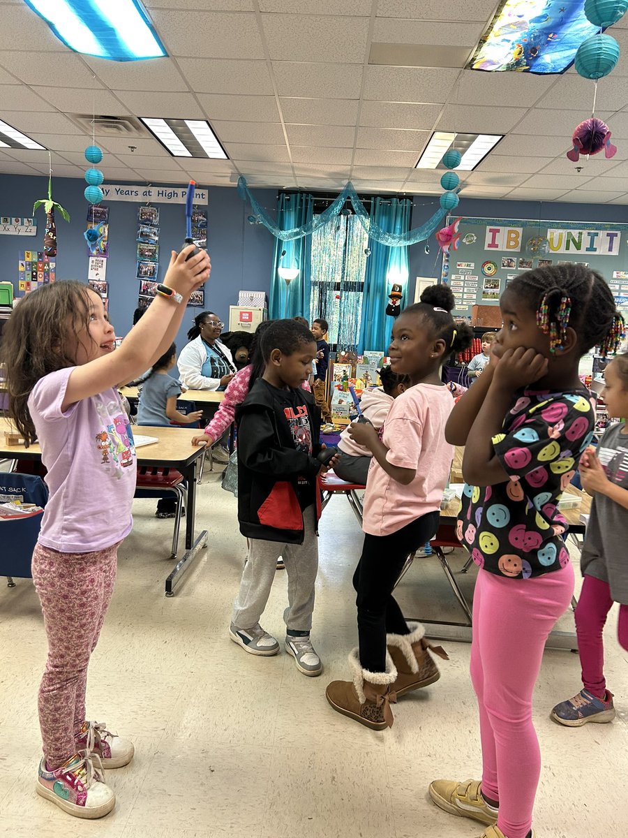 HighPointFCS's tweet image. and now for a moment of science 🧪 our scholars used research skills, collaboration, and inquiry to engage in hands on learning experiences all day for our annual STEAM day! @ibpyp @EricaFox_EdD @HPointPrincipal @alexbatesedu