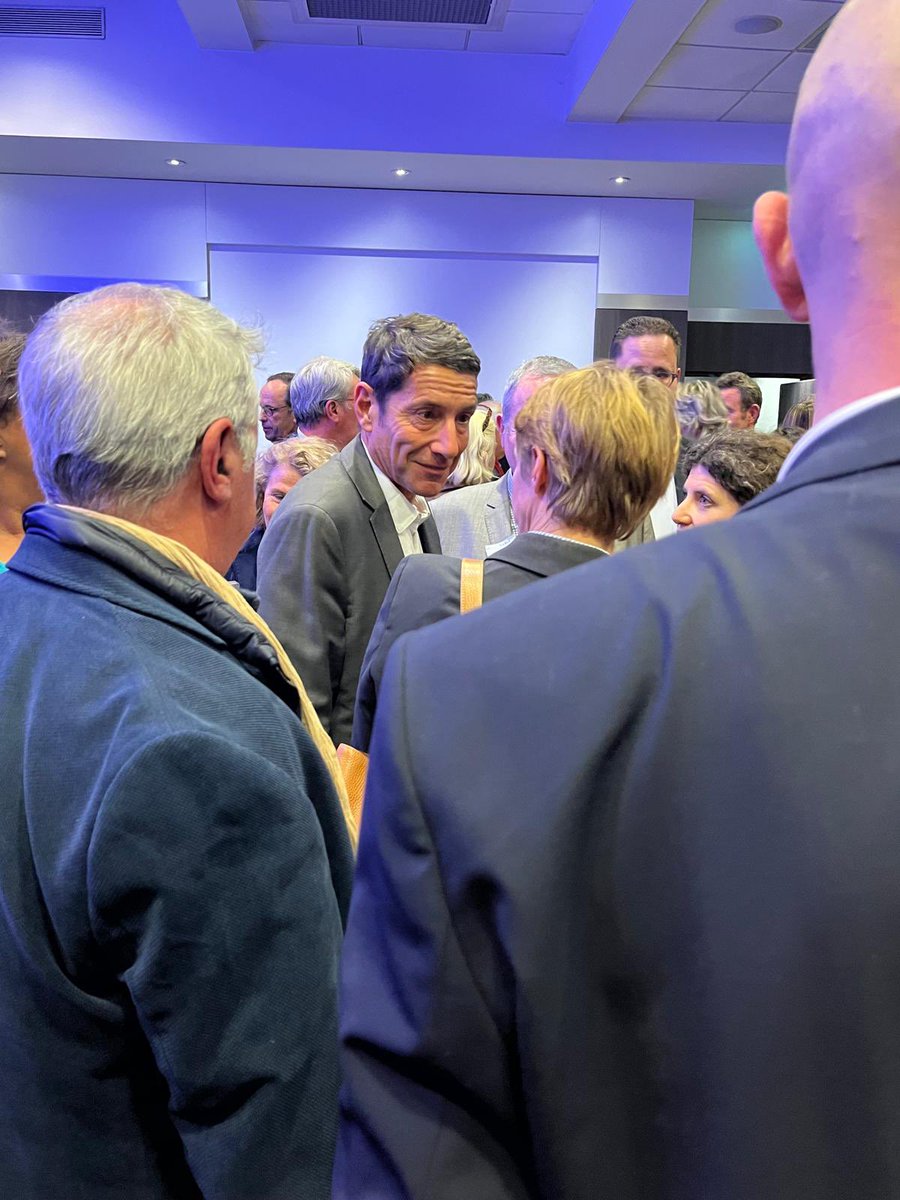 NouvelleEnergi3's tweet photo. Mercredi de nombreux élus étaient présents pour la soirée @Nouv_Energie autour de notre président @davidlisnard . Notre parti a tte sa place dans le panorama politique, fort de ses adhérents de + en + nombreux, de ses élus locaux &amp; nationaux, de ses militants &amp; relais. #OnLeFera https://t.co/nnMUGHf89i