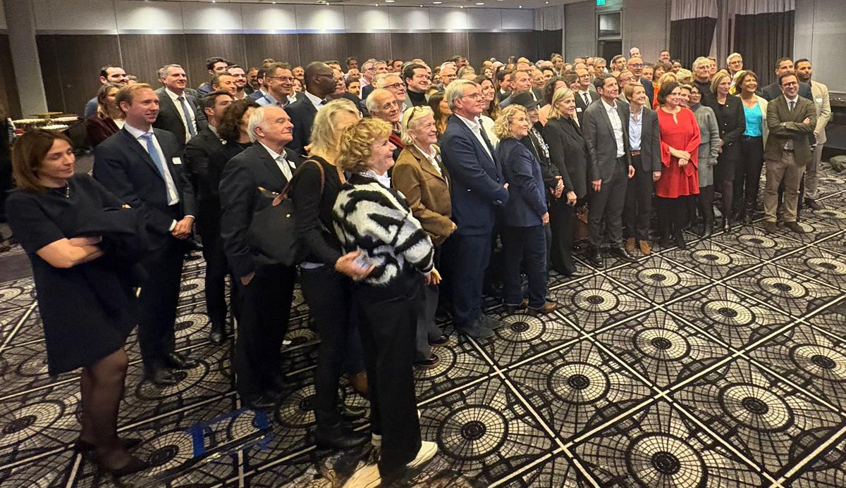 NouvelleEnergi3's tweet photo. Mercredi de nombreux élus étaient présents pour la soirée @Nouv_Energie autour de notre président @davidlisnard . Notre parti a tte sa place dans le panorama politique, fort de ses adhérents de + en + nombreux, de ses élus locaux &amp; nationaux, de ses militants &amp; relais. #OnLeFera https://t.co/nnMUGHf89i
