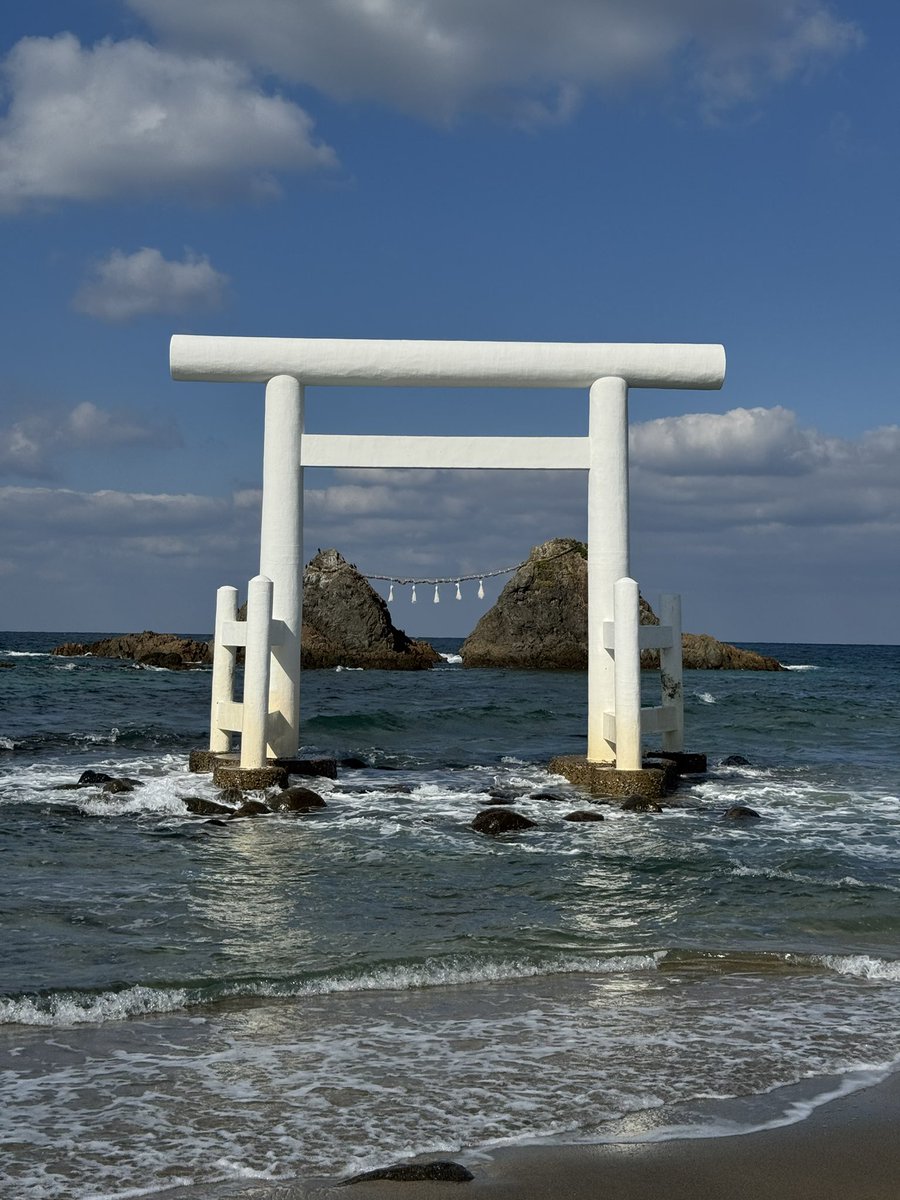 4usuke's tweet photo. 本日もありがとうございました！
休演日は糸島へ。
短時間だったけど綺麗な海と絶景に癒されて超回復！！ https://t.co/PsDvmACSfr
