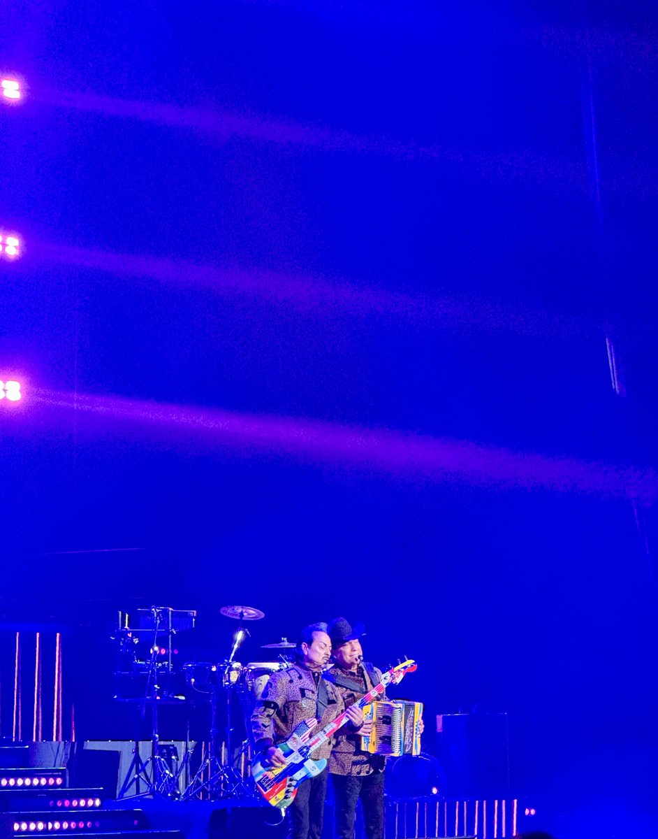 A mí me gustan los corridos
Porque son los hechos reales de nuestro pueblo
Sí, a mí también me gustan
Porque en ellos se canta la pura verdad
Pues ponlos, pues
¡Órale, ahí va! 🐯 🪗