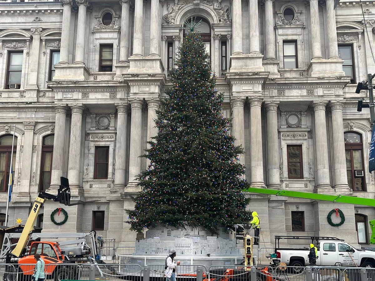 🎄 Philly Holiday Tree update 🎄 The lights &amp; the base are getting ready for the BIG celebration! 

Fun fact! Did you know that the Philly Holiday Tree presented by @VisitPhilly and powered by @PickNRG is a 75 year old Concolor Fir? Now ya do! 

Learn more heyor.ca/AvhFFX