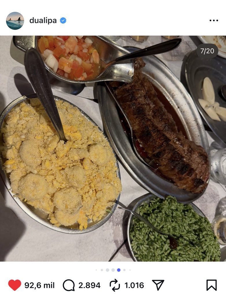 giparisan's tweet image. tem pelo menos 2 motivos pq essa foto nunca estaria no instagram da ariana grande