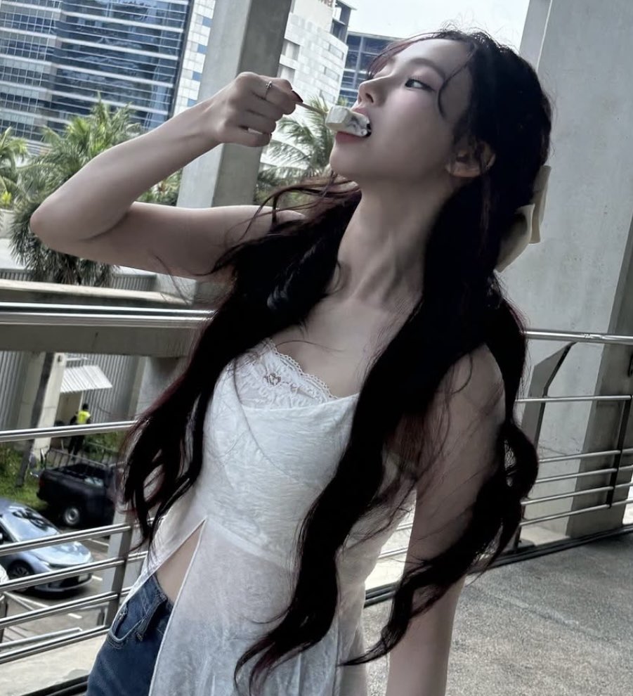 icurina's tweet image. her neck is so goddamn attractive