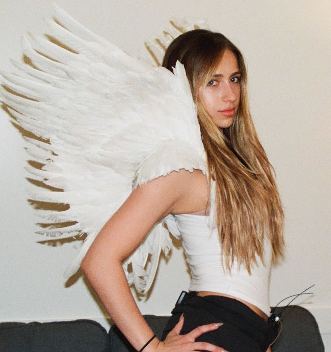 TateMcRaeBR's tweet image. GENTE?! Fã relembra uma foto postada nos Stories de Tate McRae em junho, na qual a artista está usando uma asa de anjo. Possivelmente, essa foi a mesma asa de anjo usada no clipe de “NOBODY’S GIRL”.