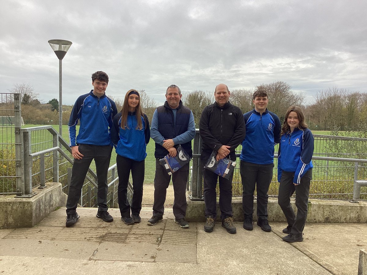📸 Our Transition Year students presented our caretakers Jim and Tony with Coláiste sports tops today in recognition of their enormous contribution to the school 👏 Pictured with Jim and Tony are Luke Murphy, Abby Leahy, Harry Wain and Ava O' Regan