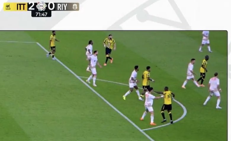 FH_MHY's tweet image. مباراة سهلة بالنسبة لـ #الاتحاد وبالمتناول والخصم مستسلم تقريبًا ولا عنده فرص حقيقية .. تتصرف بشكل طفولي وأهوج وتُطرد في لقطة أقل ما يقال عنها ساذجة وغبية وتحرج زملائك وتحرج الفريق ككل بتصرفك الأرعن !

موسى ديابي والله ورطنا ..
واتمنى اللقطة ماتمر مرور الكرام
#الاتحاد_الرياض