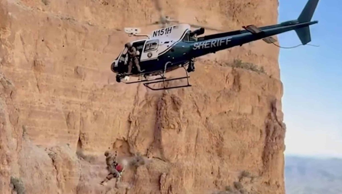 #SoundOfService Unofficial Networks (US): - A Pinal County Sheriff’s Office helicopter crew hoisted the hiker from a mountain trail Nov. 14 in Superior.
.
.
.
👉 Link to the news:
unofficialnetworks.com/2025/11/18/hik…