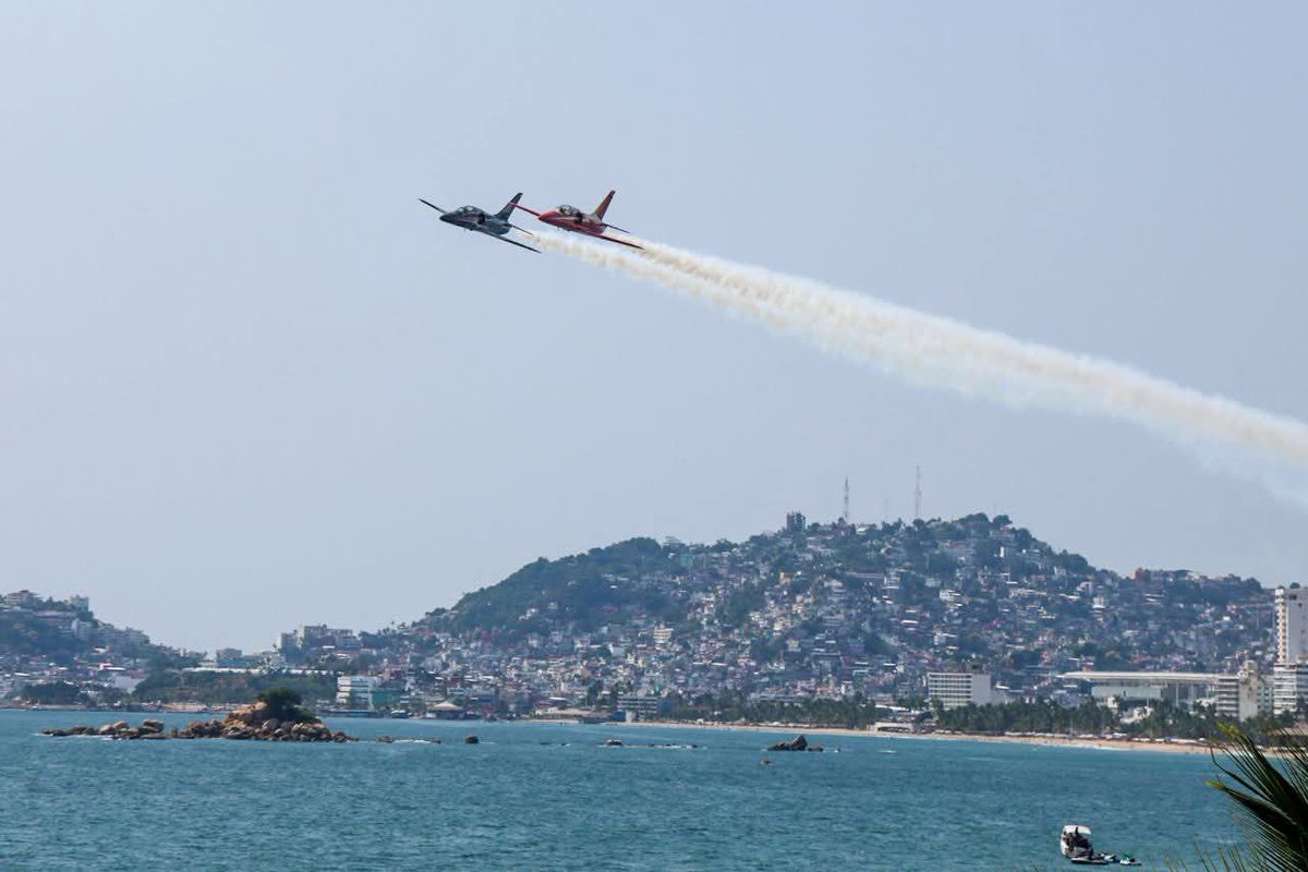 percepcionpoder's tweet image. #HogarDelSol  😎✈️🌊🌞 Este viernes se realizan las pruebas generales del Air Show 2025 en #Acapulco, considerado el espectáculo aéreo más emocionante de #México 🇲🇽