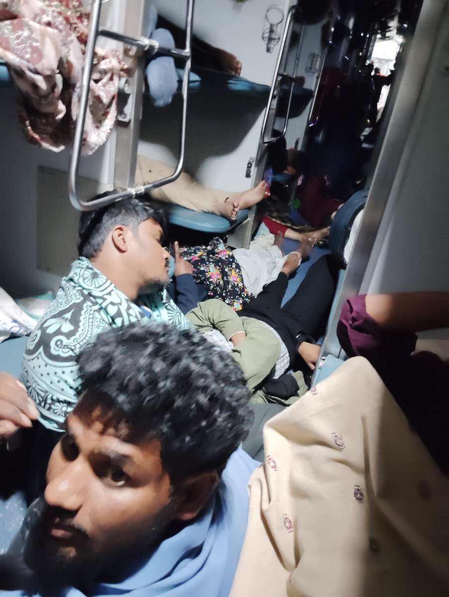 Vp00Exe's tweet photo. Hello, it's 3 AM now. People blocked way, women can not go to washroom and also they are arguing there is no safety of luggage PNR:8138714474 @IndianRailUsers @indianrailway @RailMinIndia @RailwaySeva https://t.co/v3zcMh036d