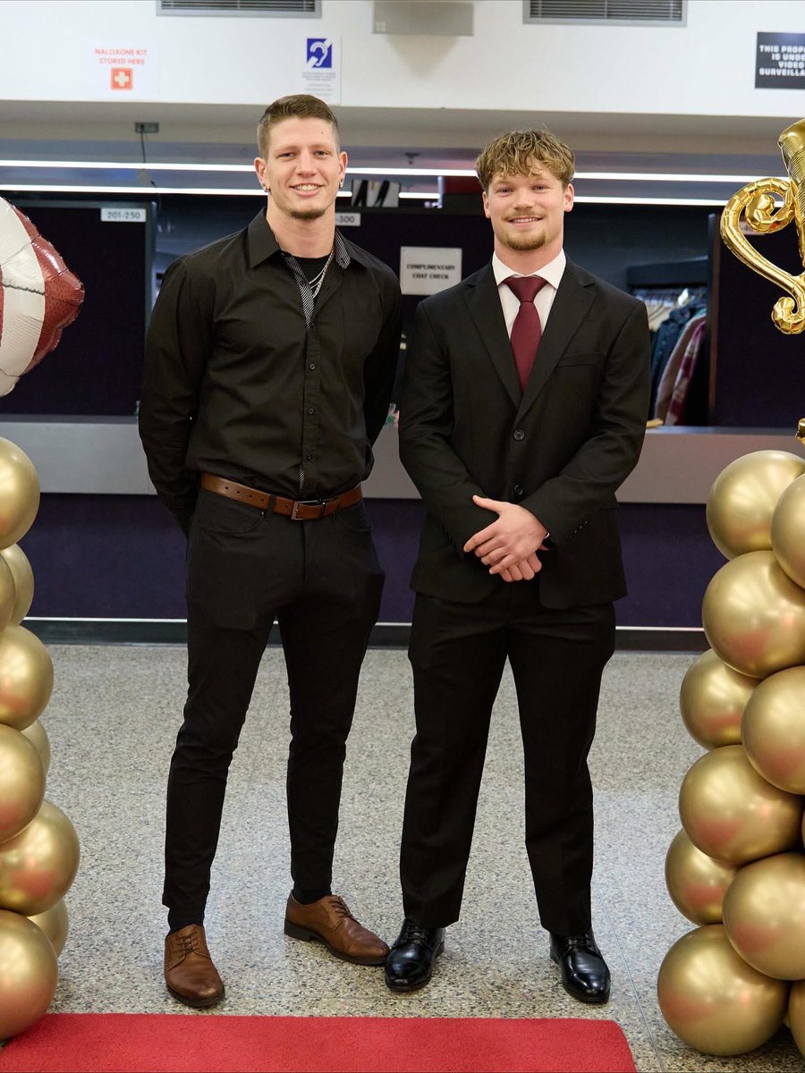 SMUHuskies's tweet image. A couple more photos of our Huskies football All-Canadians Ryan Butler and Chandler Zinck-Marier, along with Coach Sumarah at last night’s Vanier Cup banquet!

Full story: smuhuskies.ca/sports/fball/2…