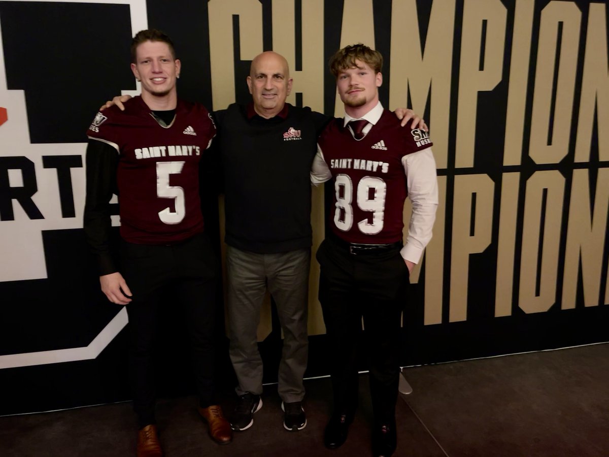 SMUHuskies's tweet image. A couple more photos of our Huskies football All-Canadians Ryan Butler and Chandler Zinck-Marier, along with Coach Sumarah at last night’s Vanier Cup banquet!

Full story: smuhuskies.ca/sports/fball/2…