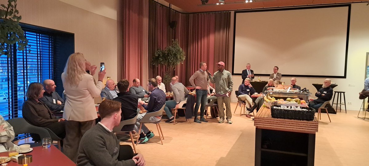 Vanochtend zetten we onze ondernemers in het zonnetje met een ontbijtbuffet. Het was een mooie ontmoeting met Alblasserdamse ondernemers. Ik ben trots op zoveel prachtige bedrijven, die soms als generaties onderdeel zijn van ons dorp, en zich daar nauw betrokken bij voelen.