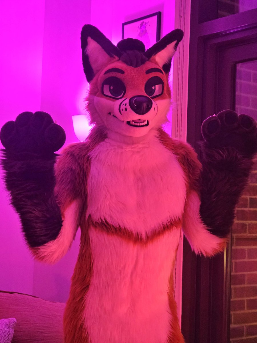 It's Friday sisters. 💅

🪡: <a href="/AlphaDogsStudio/">Alpha Dogs</a>.
#FursuitFriday