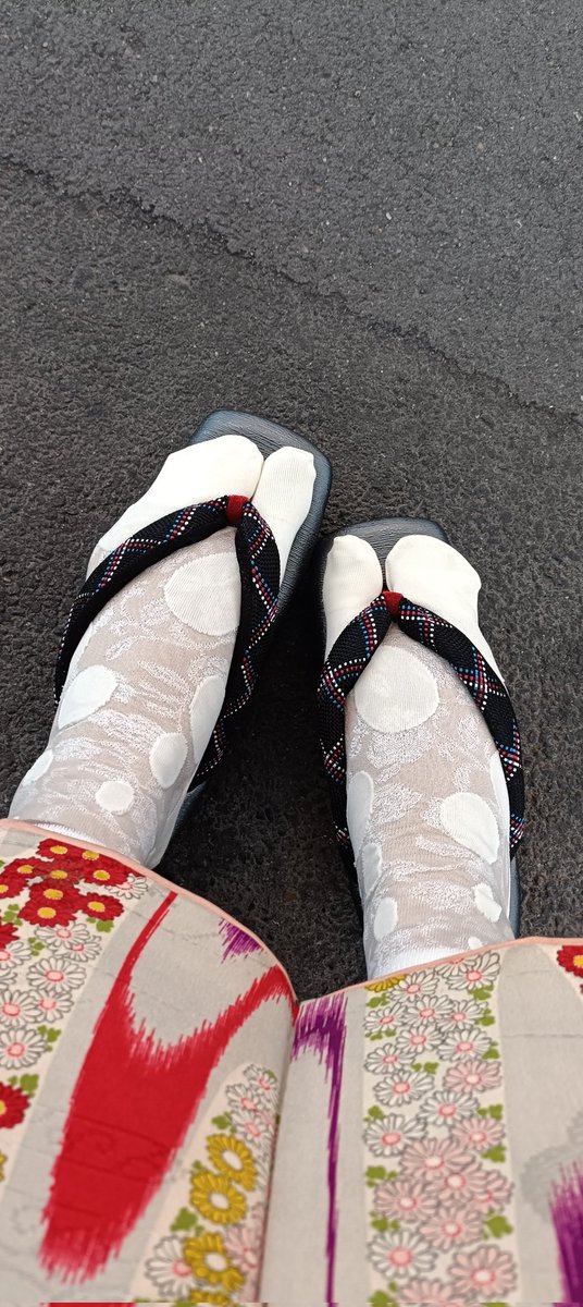 都内をウロウロする👘
帯留＆帯締め #和兎庵 さん
イヤリング #トリッチトラッチ さん
半襟 #lunco さん
レース足袋＆帯揚げ🆕 #ミミズクヤ さん(今なら中目黒で買えますよ〜明日明後日は私も店頭にいます| '-' )💓)
足袋は重ね履き☺つま先滑り止めいい感じ✨
髪飾り #kimono163 さん

#かずきもの