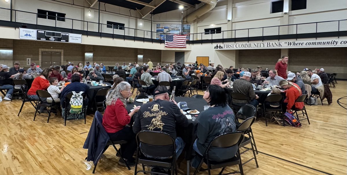 A little rain didn't stop us from having a fantastic time at the Batesville Branch Customer Appreciation Dinner last night! 

It was especially special because it's the last Customer such for Sr. Loan Assistant Nanette Peifer, who will be retiring at the end of the year.
