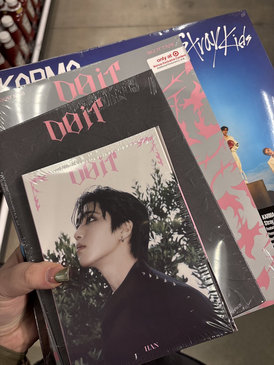 possiblyVex's tweet image. I think im officially a #stay. Stray Kids Do It is really doing it to my wallet.