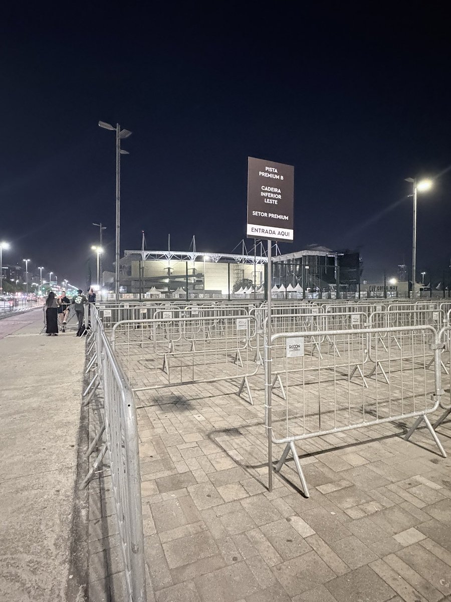 perterquill's tweet image. já tem gente na fila pra Dua Lipa e inclusive a fila da pista premium vai ser separada entre A e B