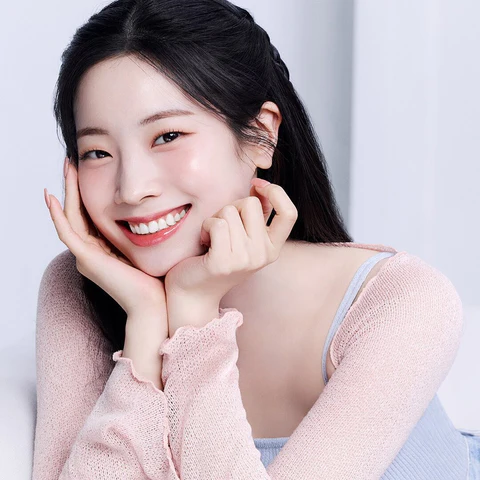 tweetbrandon's tweet image. #kpop #profiles 

@instagram @dahhyunnee 9.4 mill followers 
Birth name: Kim Da-hyun (김다현)
Birth date: May 28, 1998 (age 27)
Birth place: Ginkgo-dong, Jungwon-gu, Seongnam, Gyeonggi-do, South Korea
Height: 161 cm (5 ft 3 in)
Weight: 44 kg (97 lb)
Blood type: O

Occupation: