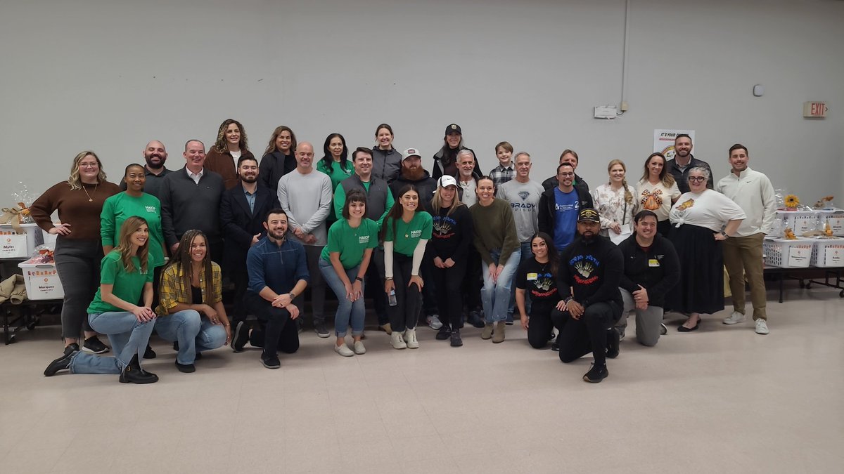 The #NAIOPSNV volunteers are ready at Walter Long ES in <a href="/ClarkCountySch/">CCSD</a> to deliver Thanksgiving meals to families. #CRE #SNVCRE #NAIOP #Thanksgiving