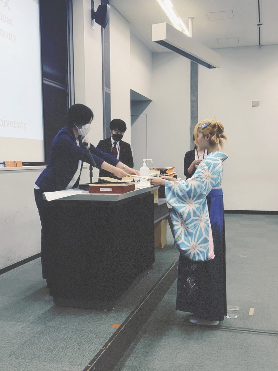 _onodela's tweet image. 早稲田を卒業した日に、尊敬する教授がくれた今でも忘れられないメッセージ。

「世の中でずっと学び続けて成長できる人は本当に少ない。
進学や研究はライバルが多いように見えても、実際相手はひとりだけ。
自分の迷いや不安、諦めたくなる気持ちと戦え。
本当の敵は他人じゃなく、自分自身だ。」