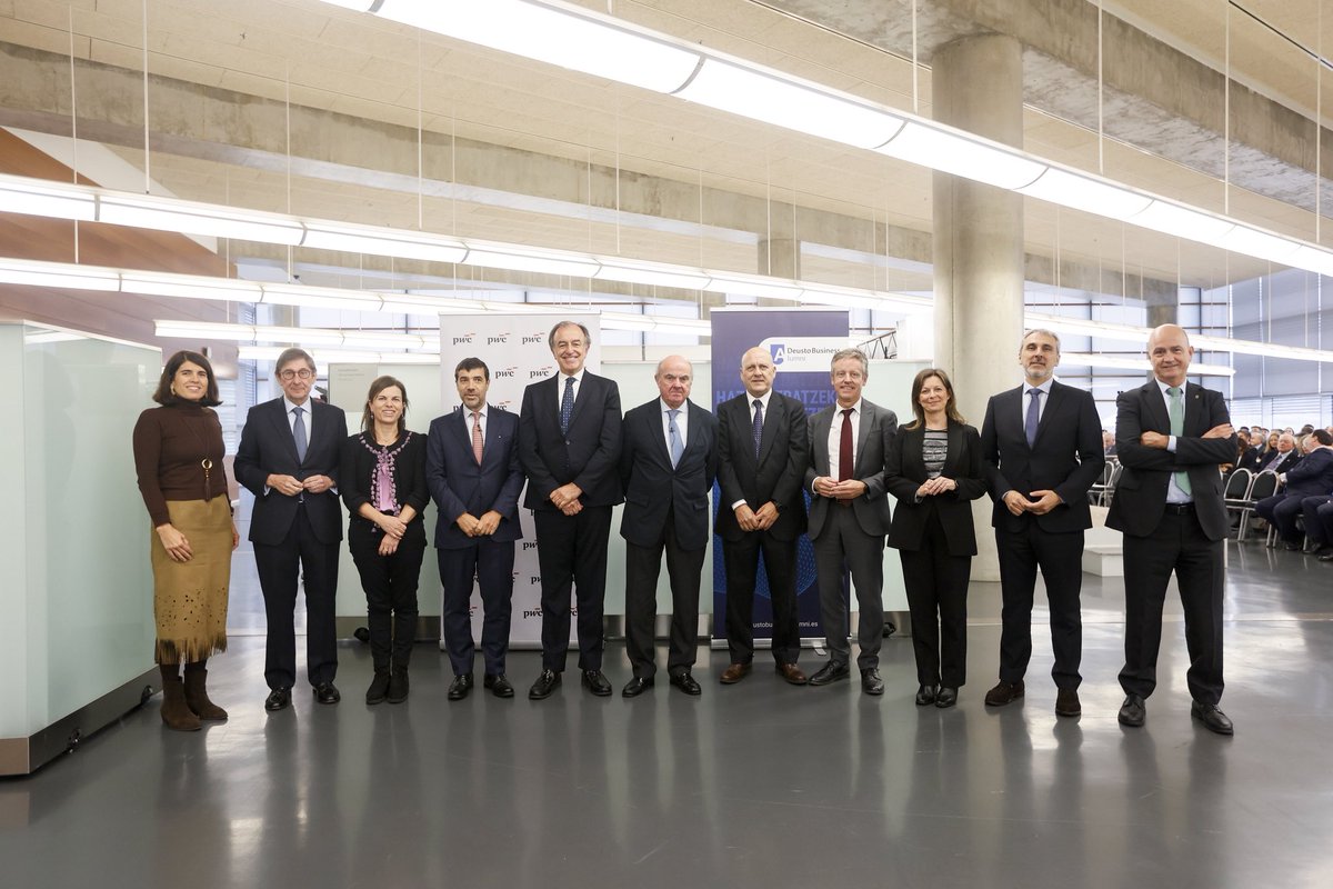 Hoy viernes hemos contado con casi 300 personas en la Comida Coloquio que hemos celebrado con Luis de Guindos, vicepresidente del Banco Central Europeo, en colaboración con <a href="/PwC/">PwC</a>
¡Muchas gracias a todos!
acortar.link/lKxtP5