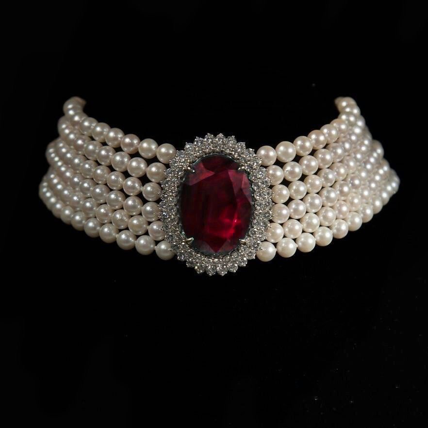 والله إنهـا معجبه 
والقصايد معجبات 
مايقنّد راسها إلا
القصيــد النخبوي
مستعد اكسي نحرها
بسبـع معلقـات 
كلها في مجدها 
و الجمـال الأنثوي