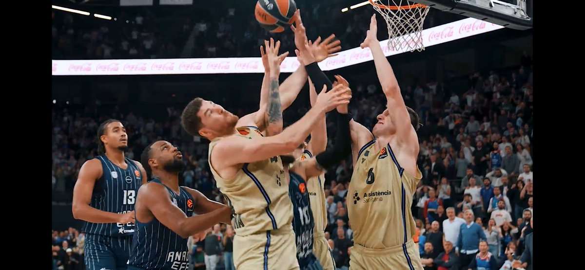 Vesely’ye faul çalınmış olsa da, Parra’nın da aynı şekilde kollarını indirerek Cordinier ile temas sağladığı ve faul yaptığı görüntülerde mevcut.

Yani, anonsör Mustafa Özben’in klasikleşen 3 sayılık isabet anonsu akıllara gelecek olursa, 1 değil, 2 değil, 3 faul mevcut…