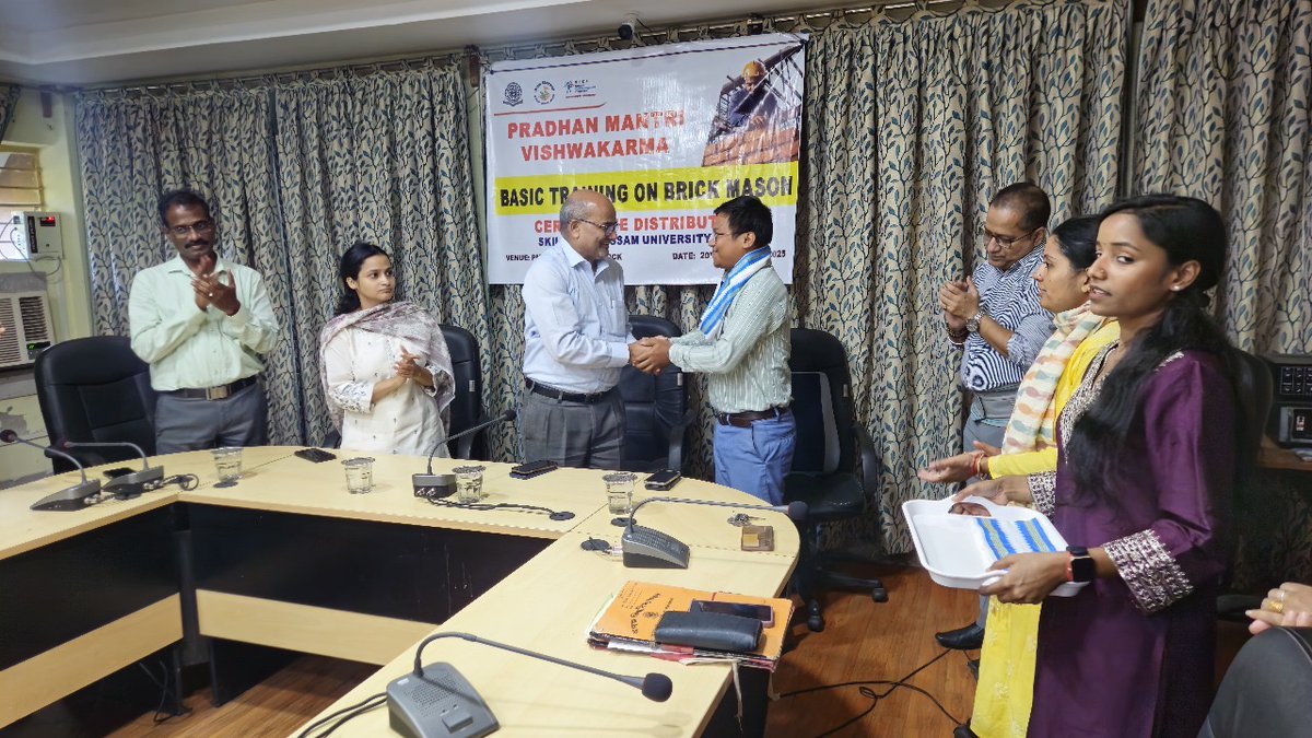AssamUnivSil's tweet image. #AssamUniversity&apos;s Skill Hub organised a certificate distribution ceremony to 76 trained candidates at the successful completion of a basic training on brick masonry under the Pradhan Mantri Vishwakarma (PMVK) Scheme on 20th Nov. at the PMG hall. @ugc_india @EduMinOfIndia