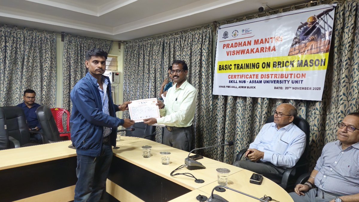 AssamUnivSil's tweet image. #AssamUniversity&apos;s Skill Hub organised a certificate distribution ceremony to 76 trained candidates at the successful completion of a basic training on brick masonry under the Pradhan Mantri Vishwakarma (PMVK) Scheme on 20th Nov. at the PMG hall. @ugc_india @EduMinOfIndia