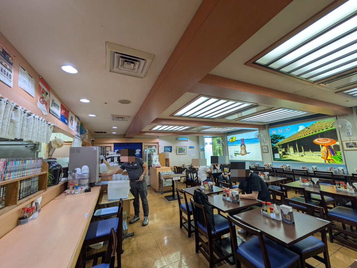 沖縄フリークの間ではカルト的な人気を誇る「空港食堂（くうこうしょくどう）」。元々は空港職員向けの社員食堂でしたが現在は一般客にも開放されており、リーズナブルな価格で本格的な沖縄家庭料理を楽しむことができます。国内線旅客ターミナルビル1階の到着ロビー、その最も端にひっそりと佇んでお