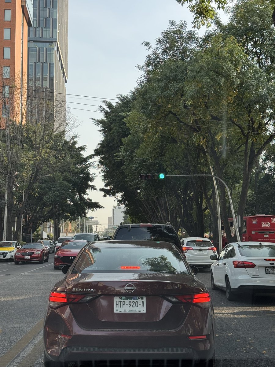 reyesfran96's tweet photo. 🚦 Semáforos descordinadisimos  llevan DÍAS en Av de las Américas , sentido norte a sur , en Guadalajara. Está generando tráfico INNECESARIO .
Por favor, su apoyo para revisar. 🙏

@Trafico_ZMG @AMIM_Jalisco @GobiernoJalisco @TransporteJal

#Guadalajara #Semáforo #TráficoZMG https://t.co/C5dhwVYIX0