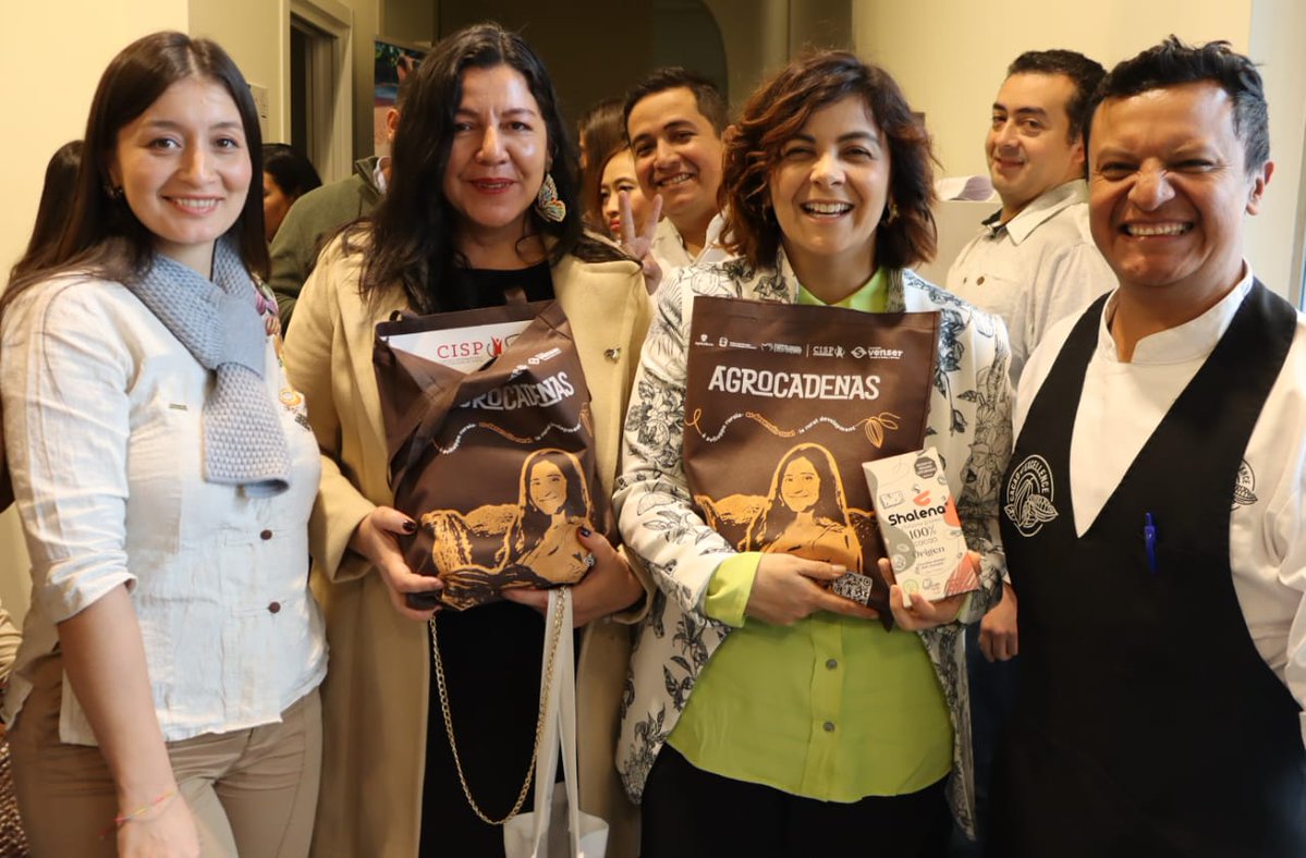 #MinAgriculturaEnItalia 🇮🇹 | La viceministra de Asuntos Agropecuarios, <a href="/GeidyOrtegaT/">GeidyOrtegaT</a>, representó al #MinAgricultura 🌾 en Eurochocolate, acompañada por la embajadora de Colombia ante la <a href="/FAO/">Food and Agriculture Organization</a>, <a href="/jmojicaflorez/">J. Mojica</a>, y <a href="/jlucasrestrepo/">Juan Lucas Restrepo</a>, director de <a href="/BiovIntCIAT_esp/">Alianza de Bioversity International y el CIAT</a>. Este espacio permitió