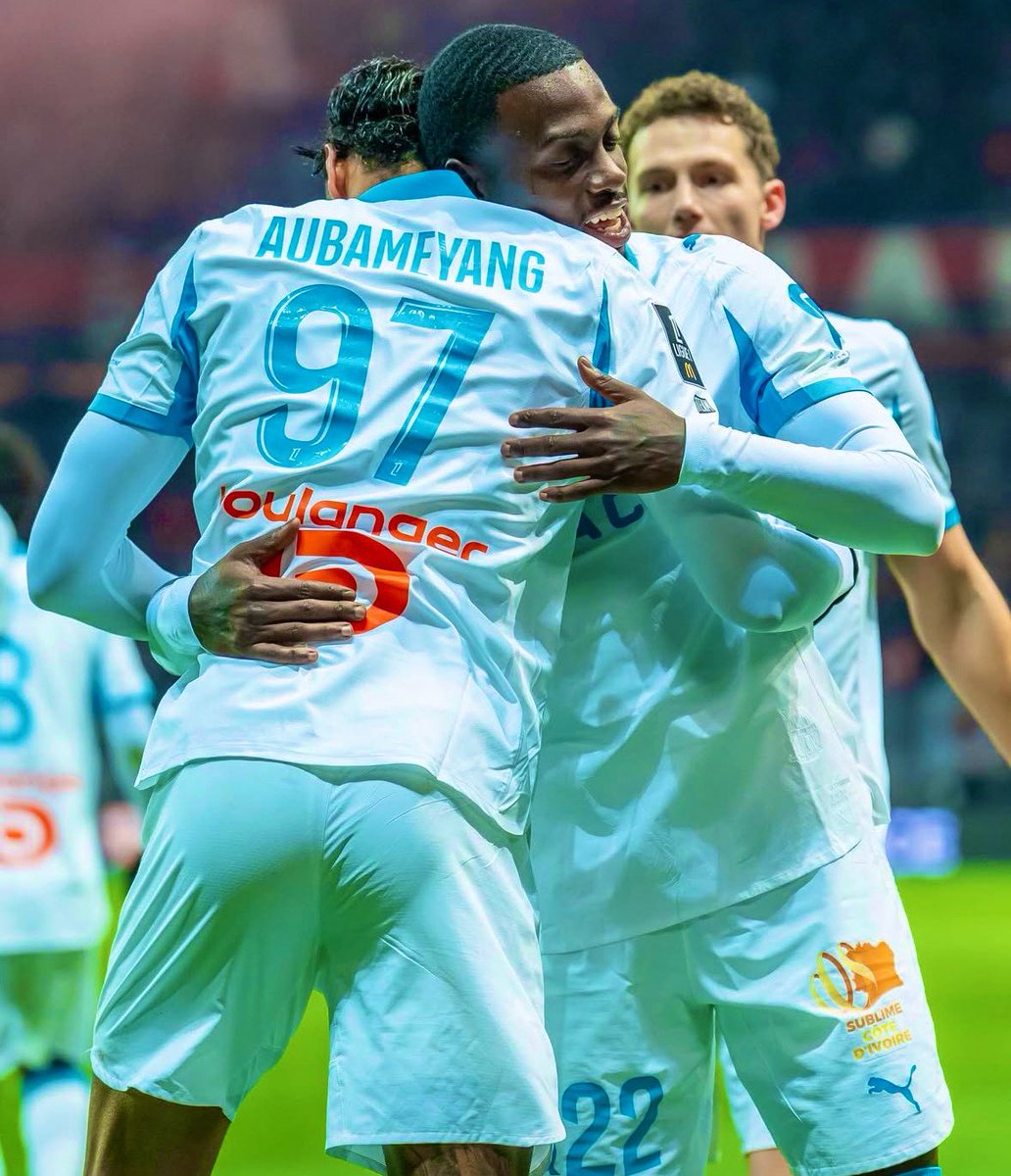 CarlosMoserZ's tweet photo. 🔵⚪️ Pêle-mêle : 

- Il y a un MONDE (et je pèse mes mots) d’écart entre cet ogc nice et l’OM. Même s’ils ont donné l’illusion, Nice a joué le match de sa vie. On a simplement fait un match sérieux. 
De l’aveu même de Franck Haise, ce fut leur « meilleure mi-temps de la saison ». C’est dire. 

- Au-delà du travail tactique, RDZ a su lire le scénario du match - bien aidé par un Franck Haise qui ne surprend plus personne depuis 2 ans et demi en ligue 1.

Il a anticipé que Nice allait nous presser sur phases arrêtées 👉 il a abandonné les phases arrêtées au profit des ballons longs (c’est d’ailleurs peut-être la raison de la titularisation de De Lange), 

- On a changé l’asymétrie, la mettant du côté de Paixao, cela a offert à Greenwood plus de liberté car moins de tâches défensives. C’était quelque chose de demandé par beaucoup. On voit le résultat !

- Le retour de Weah est primordial. Ici on a toujours soutenu ce joueur et c’est un plaisir de voir qu’il prend son plein potentiel. Il a tout ce qu’il faut : lecture tactique, volume de jeu, répétitions des efforts, bonne technique. Son retour est une bouffée d’air frais. 

- Parlons de Mason : quel match. Des percées plein axe, toujours dans le bon tempo, entre les lignes, justesse technique, altruisme… il y avait tout dans ce match. 

- Il y avait un trou béant entre la défense et le milieu Niçois. Un bon numéro 10 se serait régalé. 

Gomes a été utile défensivement. C’est le joueur qui gagne le plus de duels lors de ce match (7) mais offensivement, c’est trop juste. Trop peu de mouvement. Une lecture approximative. Il doit continuer de travailler. 

- De Lange frappe un grand coup : excellent sur sa ligne, belle lecture sur CPA, relances longues et courtes très précises. Il mérite de revoir plus régulièrement le XI. 

- Vermeeren fidèle à lui-même : 11.8kms, il était partout. Il commence à muscler son jeu, il ne faut surtout pas le sortir. Il est en train de monter en puissance. 

- L’exposition directe des 3 centraux Niçois, jamais corrigée par Franck Haise durant ce match, fut la clef du récital offensif. 

- Ce type de scénario, avec une équipe qui « joue » et se jette à l’abordage est définitivement celui dans lequel on est le plus à l’aise.
Mais ne soyons pas dupes : Nice a montré aux autres équipes que lorsque tu joues, tu prends une correction. 

- Anecdotique, mais c’est le 5ème 5-1 sous RDZ. Un score qu’on aime. 

- Last but not least: un bon anniversaire à cette tribune de merde. On vous souhaite de continuer ainsi, à savoir voir une équipe qui n’a aucune personnalité, aucun cap sportif au niveau de la direction et un stade vide.
Vous ne méritez pas mieux 🥳🎉

Allez l’OM 🔵⚪️

#PeupleBleuBlanc
