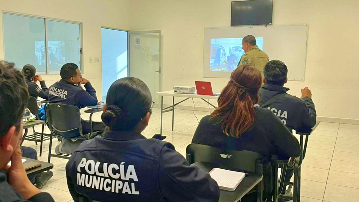 SSPPCSnAndresCH's tweet image. 👮🏻👮🏻‍♀️ Las y los integrantes de la #SSPPC participaron en el curso “Intervención para la Solución de Conflictos”, impartido por la Universidad de la Policía del Estado de Sinaloa, en el que fortalecieron la toma de decisiones, la gestión de riesgos y la comunicación asertiva.
