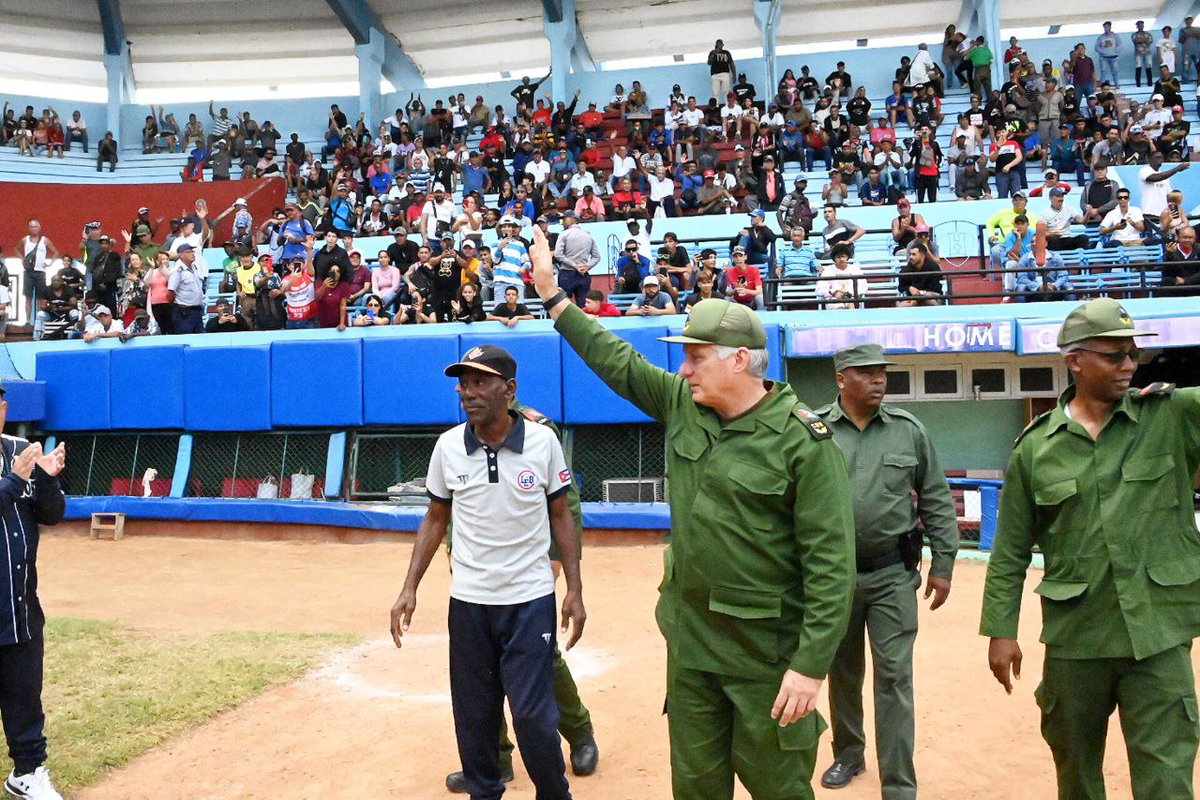 ⚾️| <a href="/DiazCanelB/">Miguel Díaz-Canel Bermúdez</a> antes de culminar la visita de trabajo a Holguín fue al estadio Mayor General Calixto García, para saludar a los equipos de Holguín y de Santiago, que jugaban como parte de la 64 Serie Nacional.