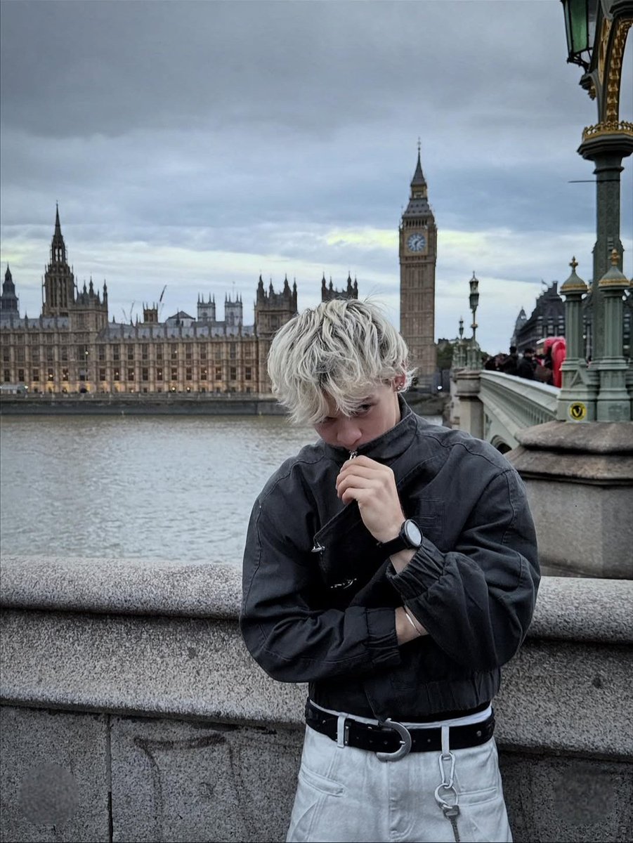 wildflowersea's tweet photo. missing london ✦⋆͙̈
#dearALICE #dACEZselfieday #DASD https://t.co/6slL5mKNeY