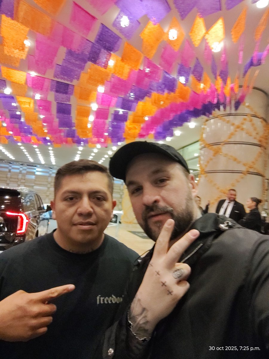 mourisingresso's tweet photo. I can't believe it, I'm so happy to have met you. You're a wonderful person, and your music saved me. Loving it helped me discover what I'm passionate about. Thank you so much for your time, and I wish you lots of love. @SteveAngello #MEXICOCITY #SteveAngellitos https://t.co/zWnHuxhz4a