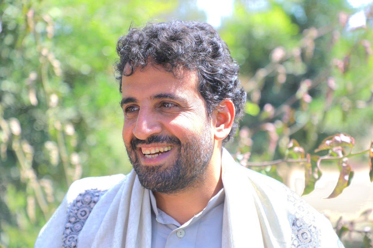 تأخرت في الكتابة عنه رهبة من الكتابة عن رجل بحجم هاشم الغماري..!!

السيد هاشم وجهه لا ينتمي الى زمن بعينه ولا يمكن حبسه داخل تاريخ معين..!!

فهو وجه رجل خُلق ليكون في كل معركة عادلة وفي كل صرخة مظلوم  وفي كل يد ترتفع لنصرة الحق..!!

في ابتسامته أثر رجال صبروا في سبيل الله  حتى