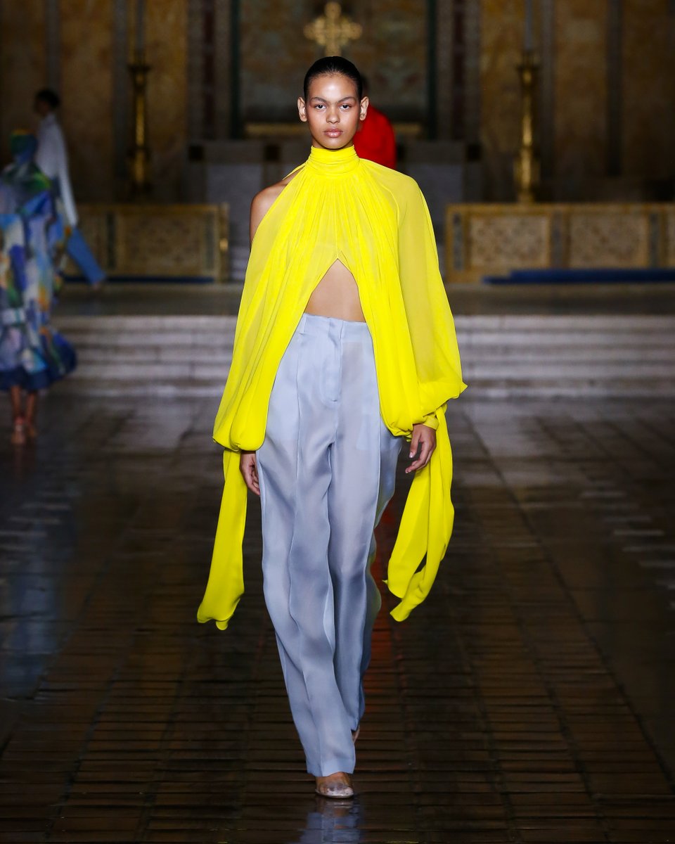 prabalgurung's tweet image. Lovely Leslie⁠
⁠
@lesliebibb wears the Sunlight Yellow Chiffon Tie-Neck Cropped Cocoon Blouse and Dawn Blue Satin-Faced Organza Trouser from the Spring Summer 2026 collection for Palm Royale season 2 press ⁠
⁠
Stylist @jeanannwilliams⁠
Photos @lesliebibb