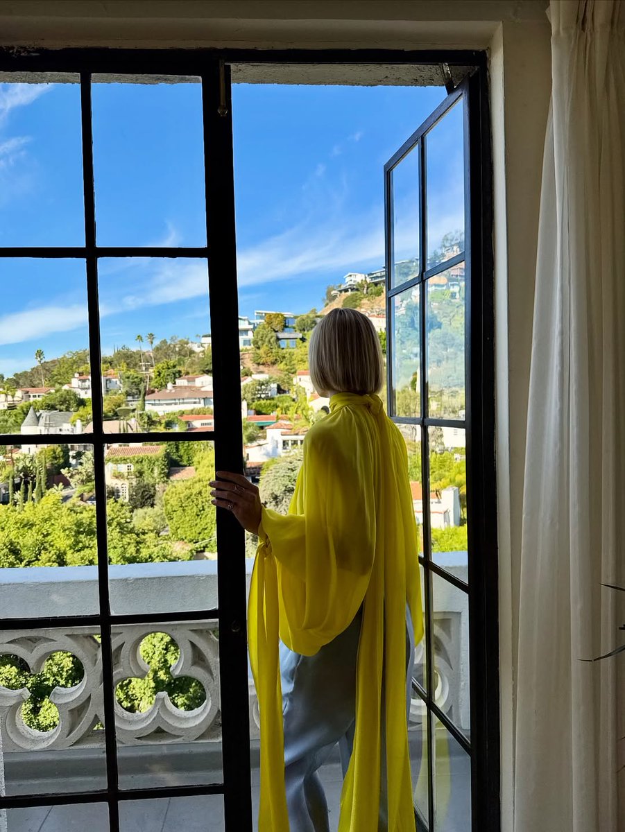 prabalgurung's tweet image. Lovely Leslie⁠
⁠
@lesliebibb wears the Sunlight Yellow Chiffon Tie-Neck Cropped Cocoon Blouse and Dawn Blue Satin-Faced Organza Trouser from the Spring Summer 2026 collection for Palm Royale season 2 press ⁠
⁠
Stylist @jeanannwilliams⁠
Photos @lesliebibb