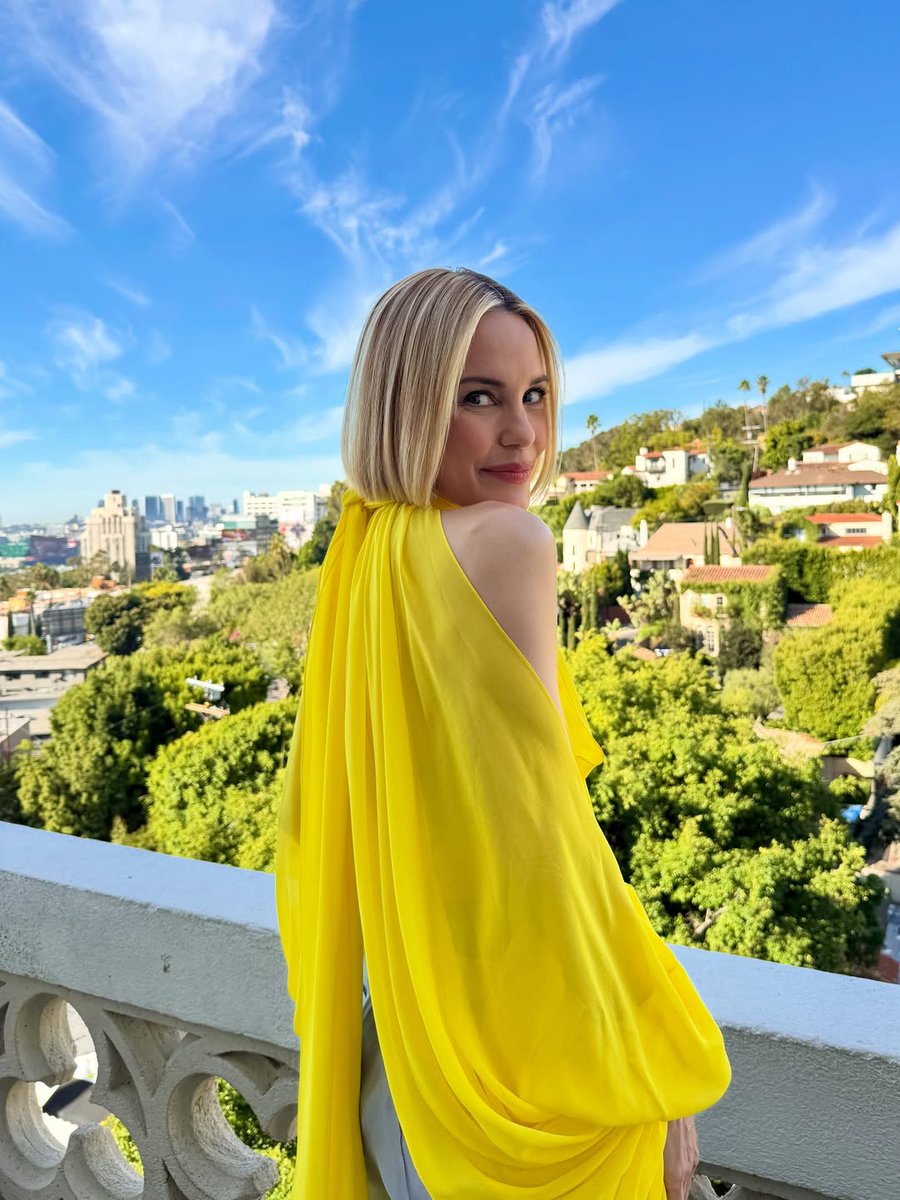 prabalgurung's tweet image. Lovely Leslie⁠
⁠
@lesliebibb wears the Sunlight Yellow Chiffon Tie-Neck Cropped Cocoon Blouse and Dawn Blue Satin-Faced Organza Trouser from the Spring Summer 2026 collection for Palm Royale season 2 press ⁠
⁠
Stylist @jeanannwilliams⁠
Photos @lesliebibb