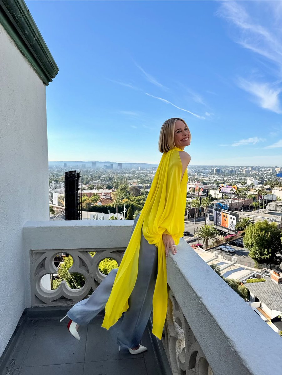 prabalgurung's tweet image. Lovely Leslie⁠
⁠
@lesliebibb wears the Sunlight Yellow Chiffon Tie-Neck Cropped Cocoon Blouse and Dawn Blue Satin-Faced Organza Trouser from the Spring Summer 2026 collection for Palm Royale season 2 press ⁠
⁠
Stylist @jeanannwilliams⁠
Photos @lesliebibb