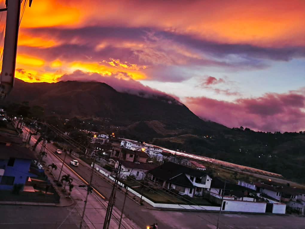 gbrito1988's tweet photo. sol de araguatos 🧡 #Caripe https://t.co/FtSQ6X4Dlz