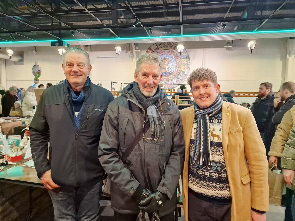 JoePorterUK's tweet image. A fabulous night at a packed Leek Christmas Lights Switch On! Wonderful to see so many people there, especially on Derby Street and in Leek Butter and Trestle Market. Well done to everyone involved in organising it all! 🎄🎅🎁🦌🌟✨️ #SupportLocal