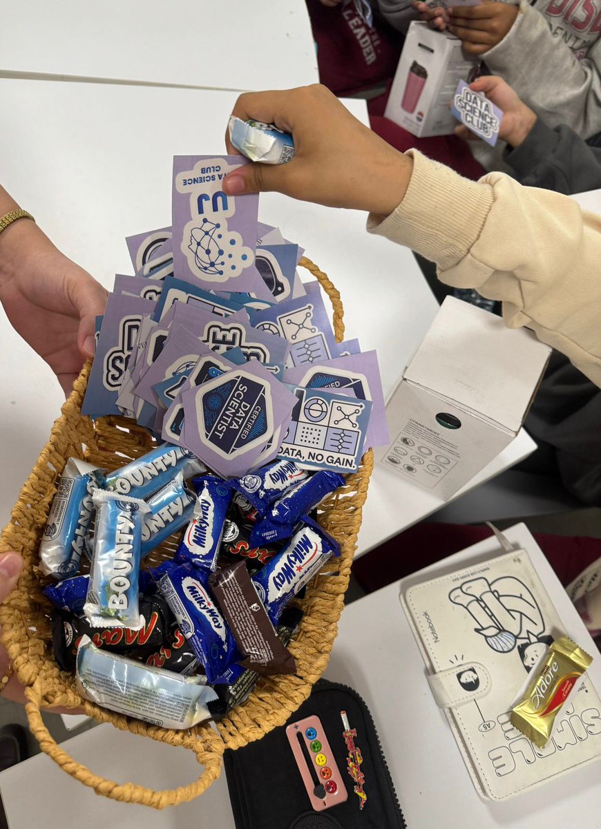 Maryam79MB's tweet photo. تجربة جميلة ومميزة في متوسطة أم المؤمنين أثناء تقديم ورشة "مقدمة في الذكاء الاصطناعي وعلوم البيانات". فخورة بتمثيل جامعة جدة، والحمد لله كان يومًا ملهمًا ومليئًا بالطاقة الإيجابية ✨🤍 https://t.co/66RdXu000u