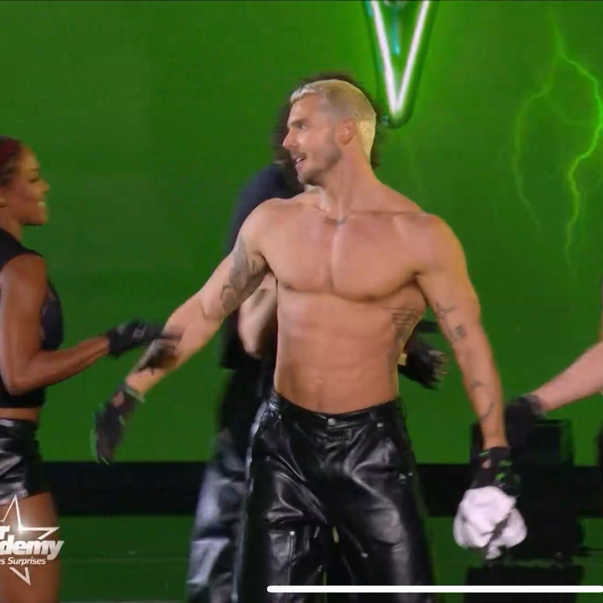 Thaisdelambill1's tweet photo. Si vous vous demandez la cause du réchauffement climatique c’est Jonathan pitié mamaaaaa #StarAcademy https://t.co/IsGOwDVuSL