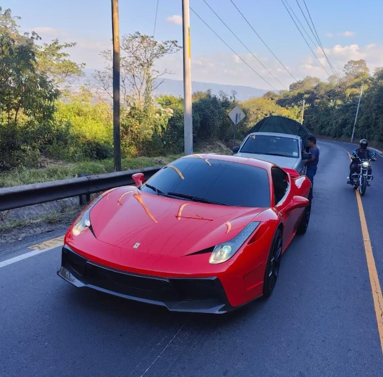 Jaaaz___'s tweet photo. Conductor de picop choca un Ferrari 458 Italia en cuesta del Zope, kilómetro 27.5, jurisdicción ruta a Milpas Altas. https://t.co/R4Id859ZWg