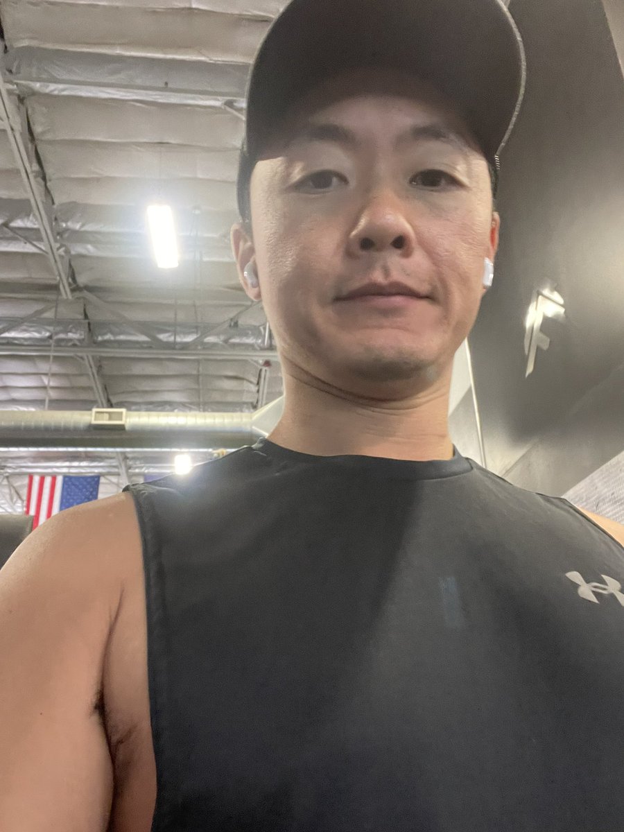 simondkim's tweet photo. Finishing the week off strong at the gym with @DevGlamTrader 💻🏋️‍♂️ #codehard #gymgrind https://t.co/GLoCKBSuKT